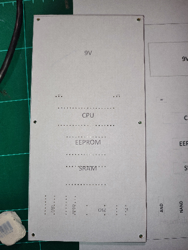 Die Anordnung der elektrischen Komponenten auf der Rückseite der Konsole